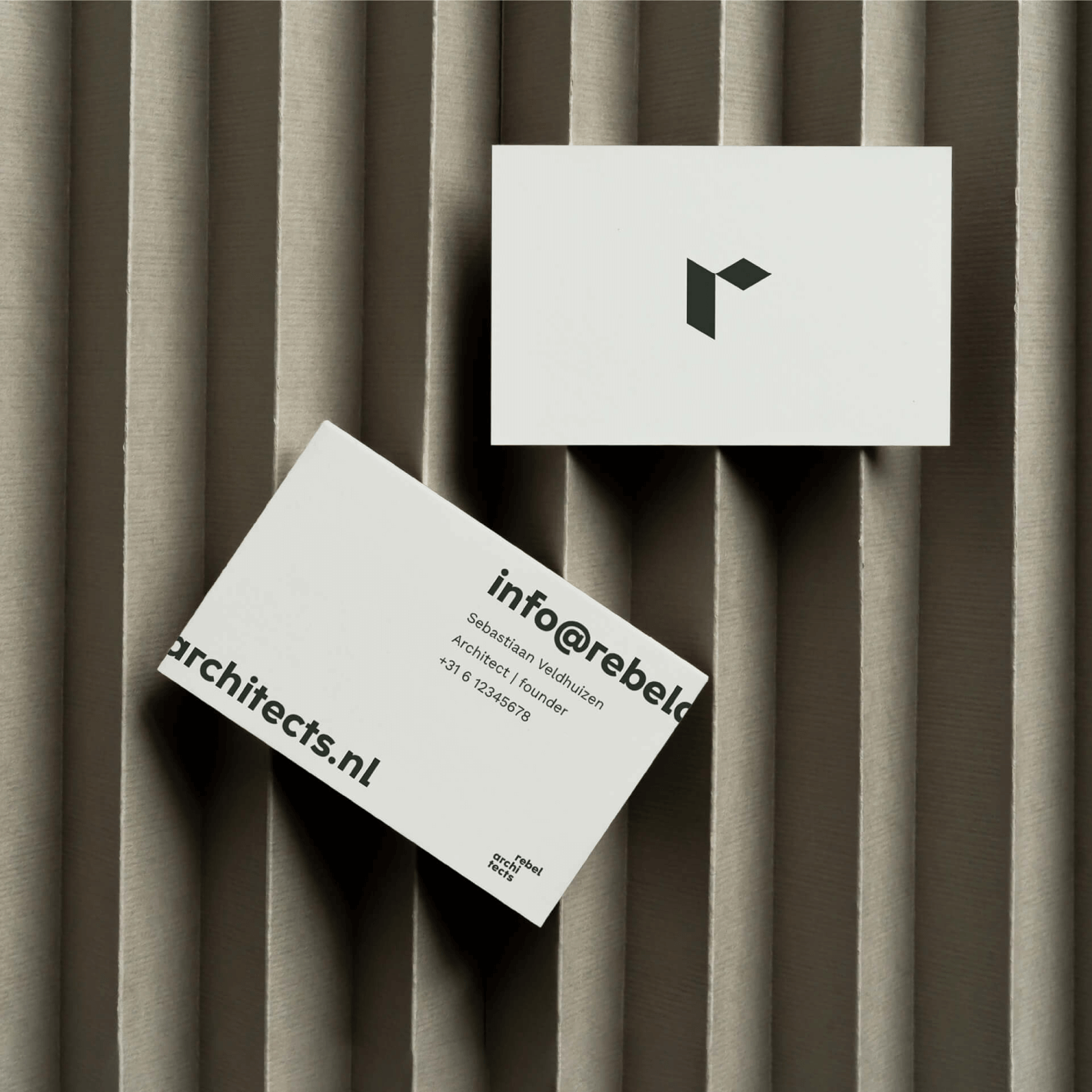 Twee visitekaartjes van Rebel Architects ontworpen door Studio Piraat.