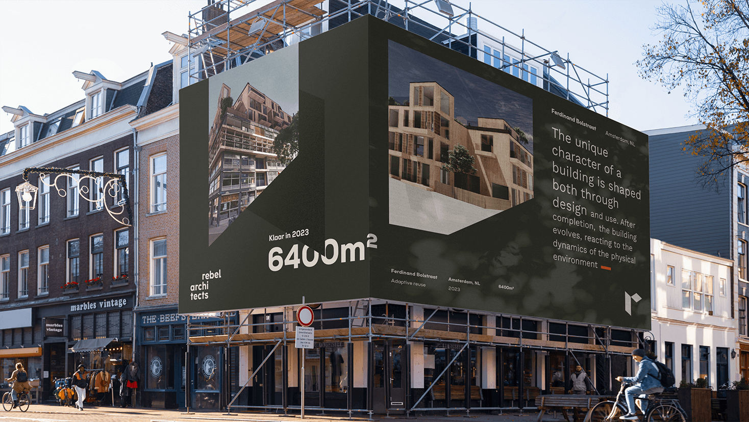 Een groot steigerdoek met grafische uiting van Rebel Architects ontworpen door Studio Piraat.