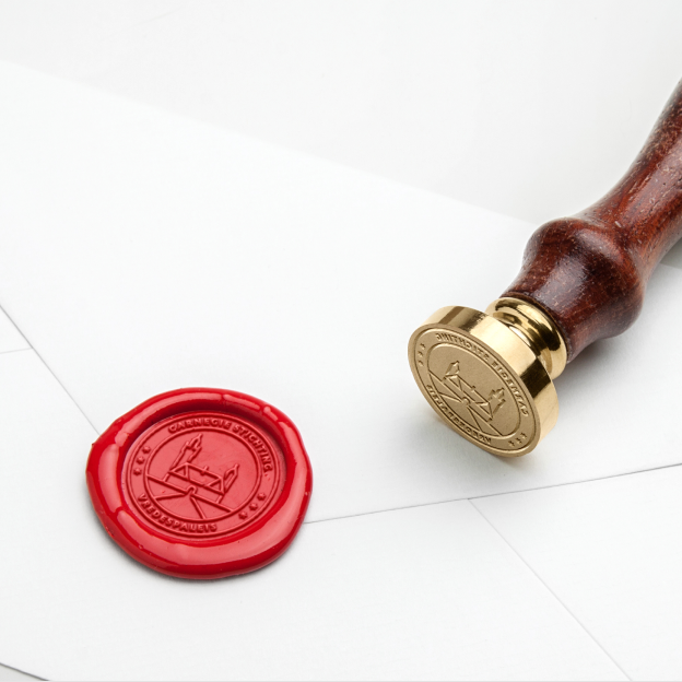 Een rode waxstempel met het logo van het Vredespaleis ontworpen door Studio Piraat.nl