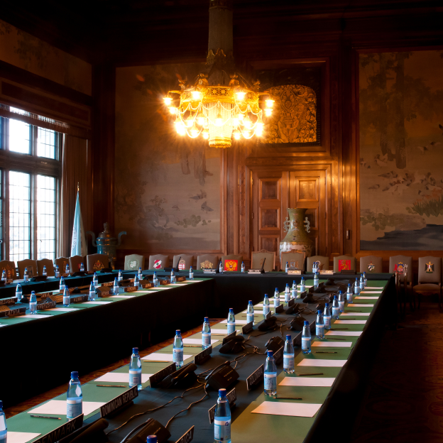 Een foto van een zaal binnen het Vredespaleis.