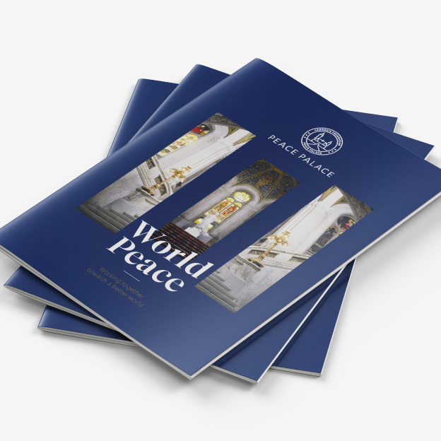 Kaft van een brochure van het Vredespaleis ontworpen door Studio Piraat.