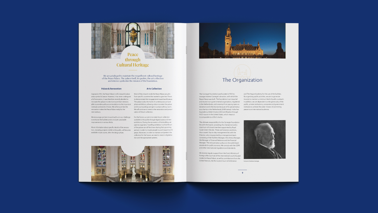 Een spread in een brochure van het Vredespaleis ontworpen door Studio Piraat.nl