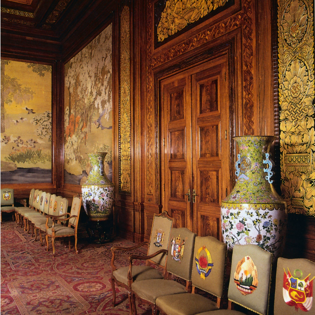 Een foto van een zaal binnen in het Vredespaleis.