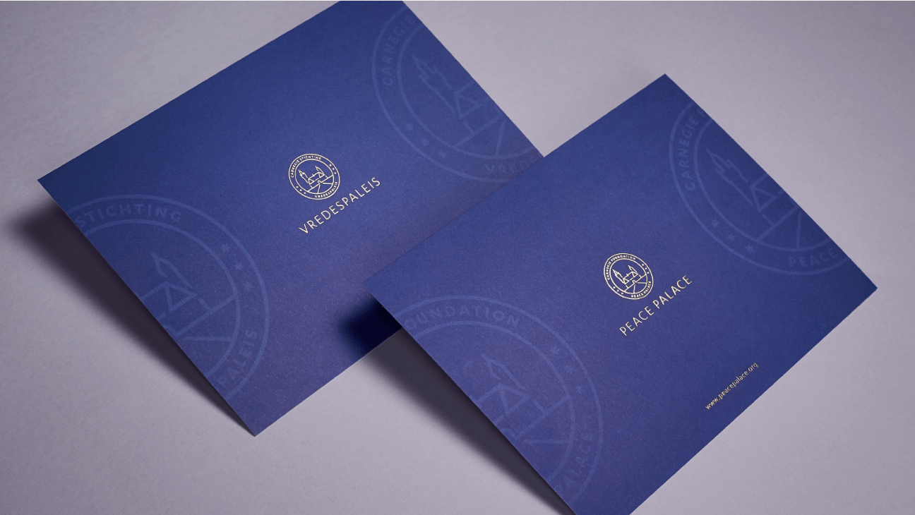 Het logo van het Vredespaleis gedrukt in goud op papier.