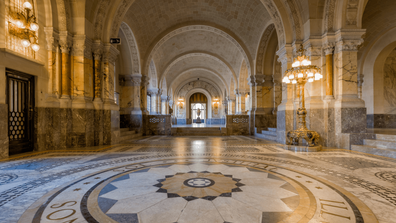 Een foto van een hal binnen het Vredespaleis.