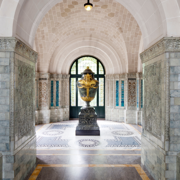 Een foto van een hal binnen het Vredespaleis.