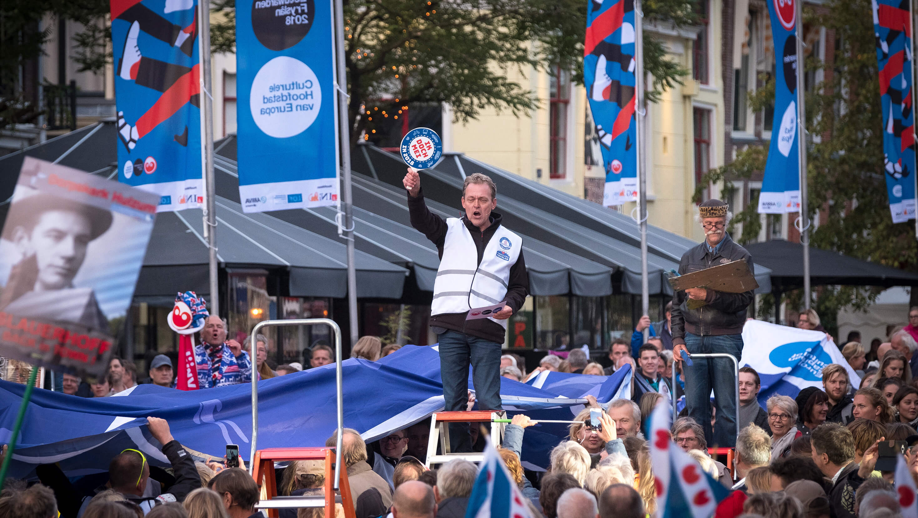 Een foto van het feest dat wordt gevierd in Leeuwarden vormgegeven door Studio Piraat.