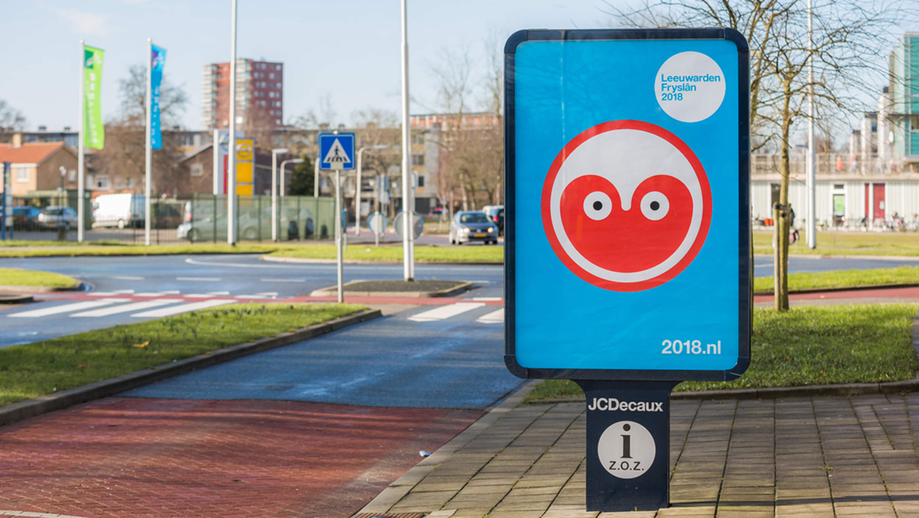 Een foto van een banner met het logo van Leeuwarden-Fryslân Culturele Hoofdstad ontworpen door Studio Piraat.
