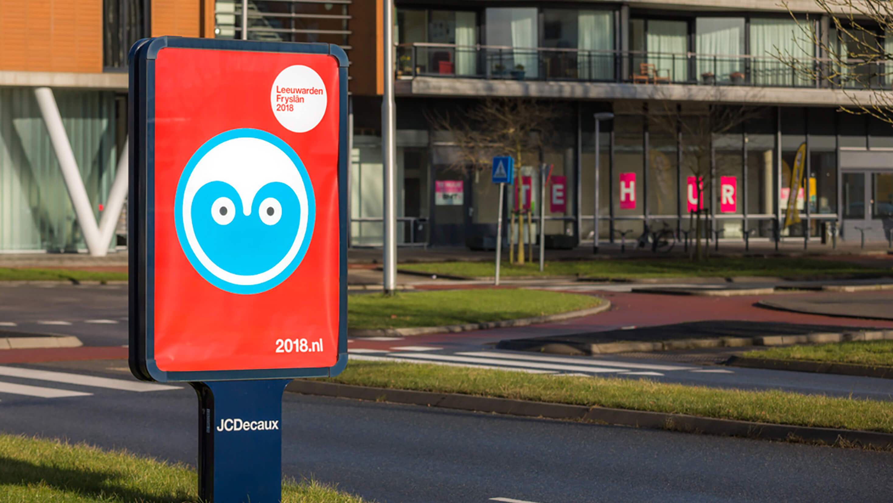 Een foto van een banner met het logo van Leeuwarden-Fryslân Culturele Hoofdstad ontworpen door Studio Piraat.