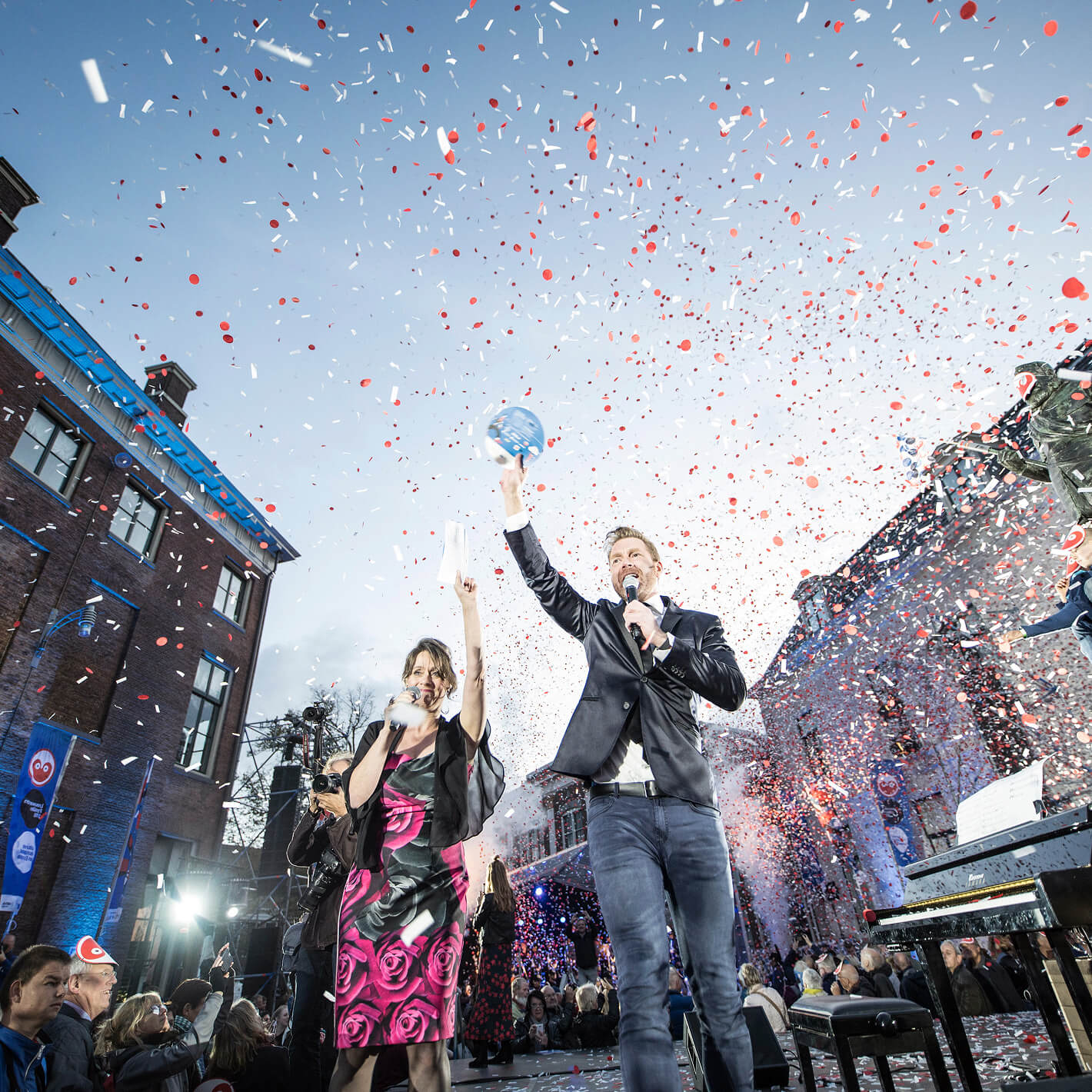 Een foto van het feest dat wordt gevierd in Leeuwarden vormgegeven door Studio Piraat.
