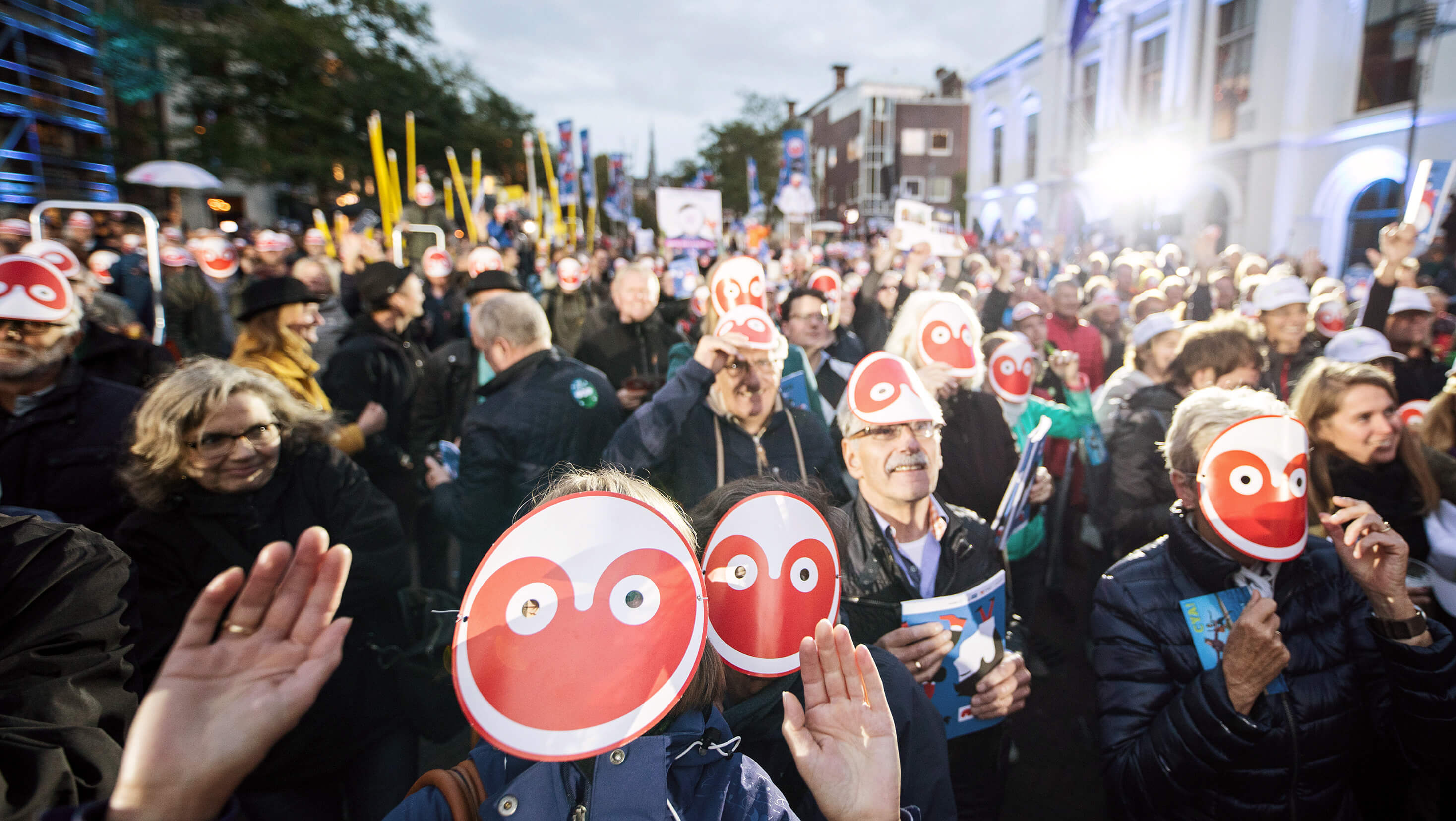 Een foto van het feest dat wordt gevierd in Leeuwarden vormgegeven door Studio Piraat.