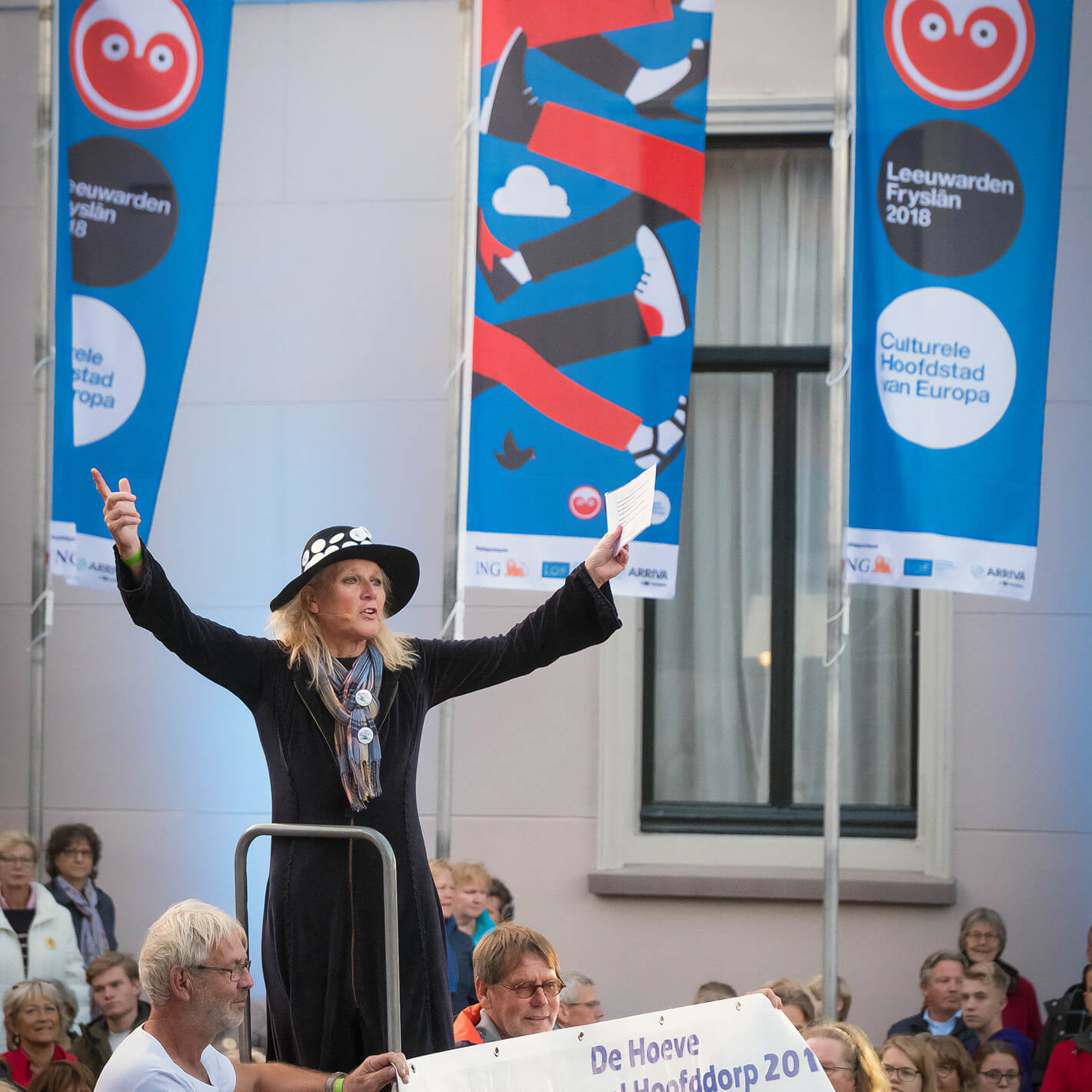 Een foto van het feest dat wordt gevierd in Leeuwarden vormgegeven door Studio Piraat.