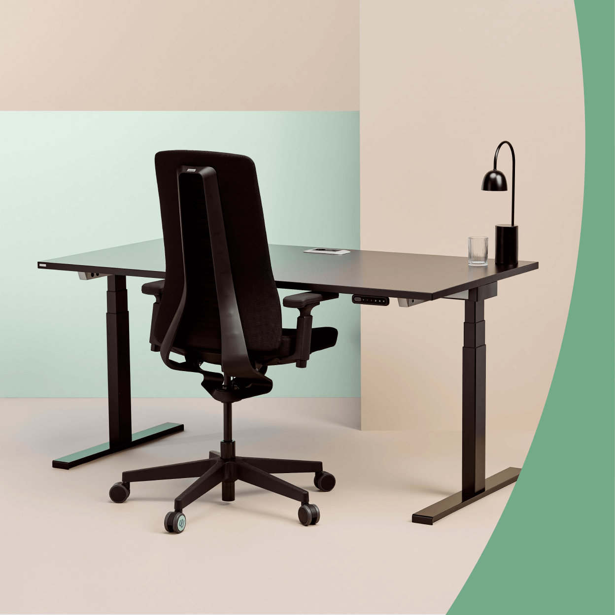 Een bureau en stoel van WeFurn.