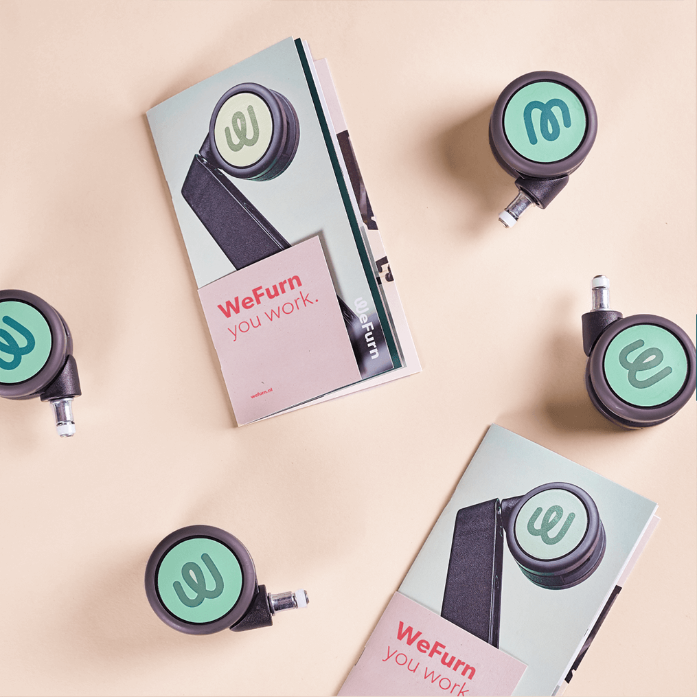 Bureauwielen en brochures van WeFurn ontworpen door Studio Piraat.
