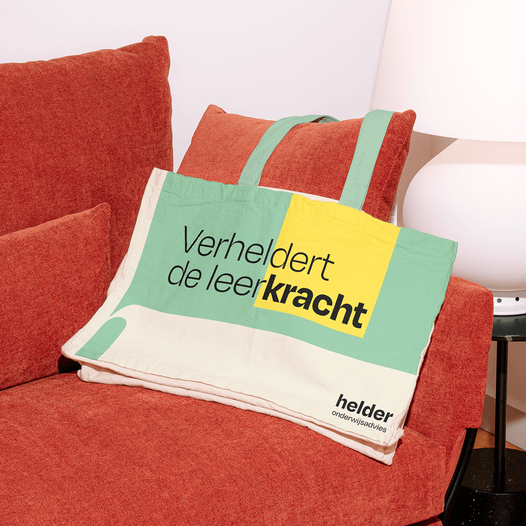 Een tote bag met vormgeving van Helder Onderwijsadvies ontworpen door Studio Piraat.