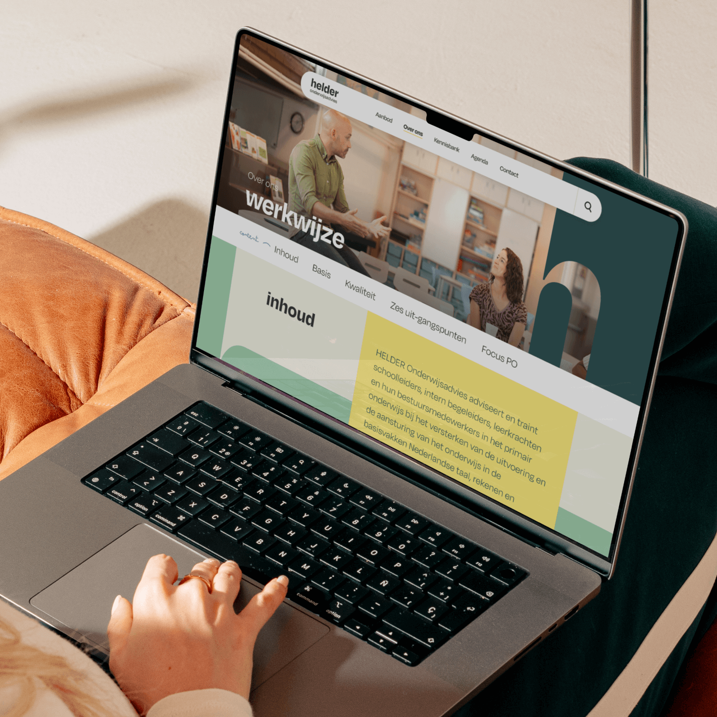 De website van Helder Onderwijsadvies op een laptop te zien.