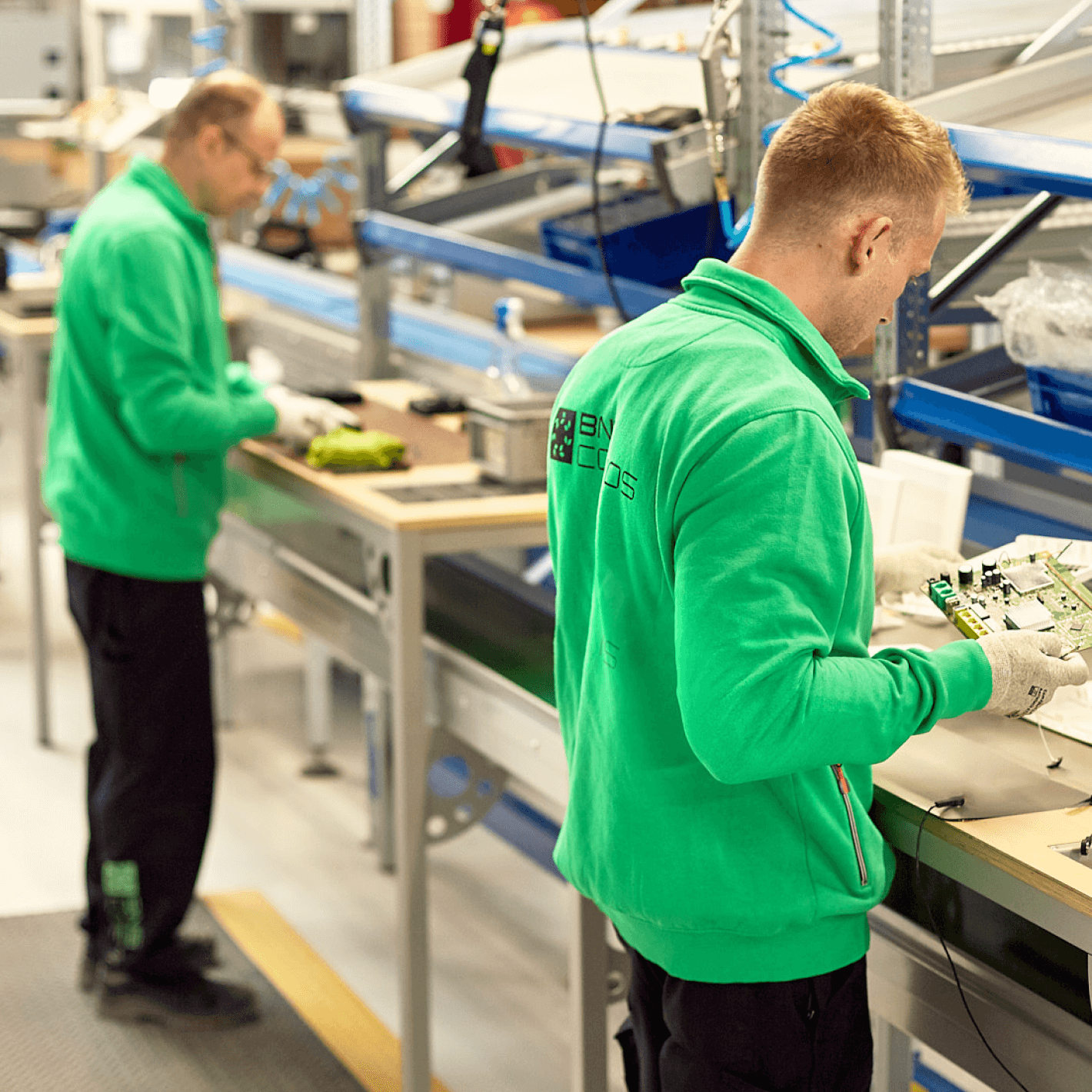 Twee medewerkers van BNS aan het werk in de werkplaats.