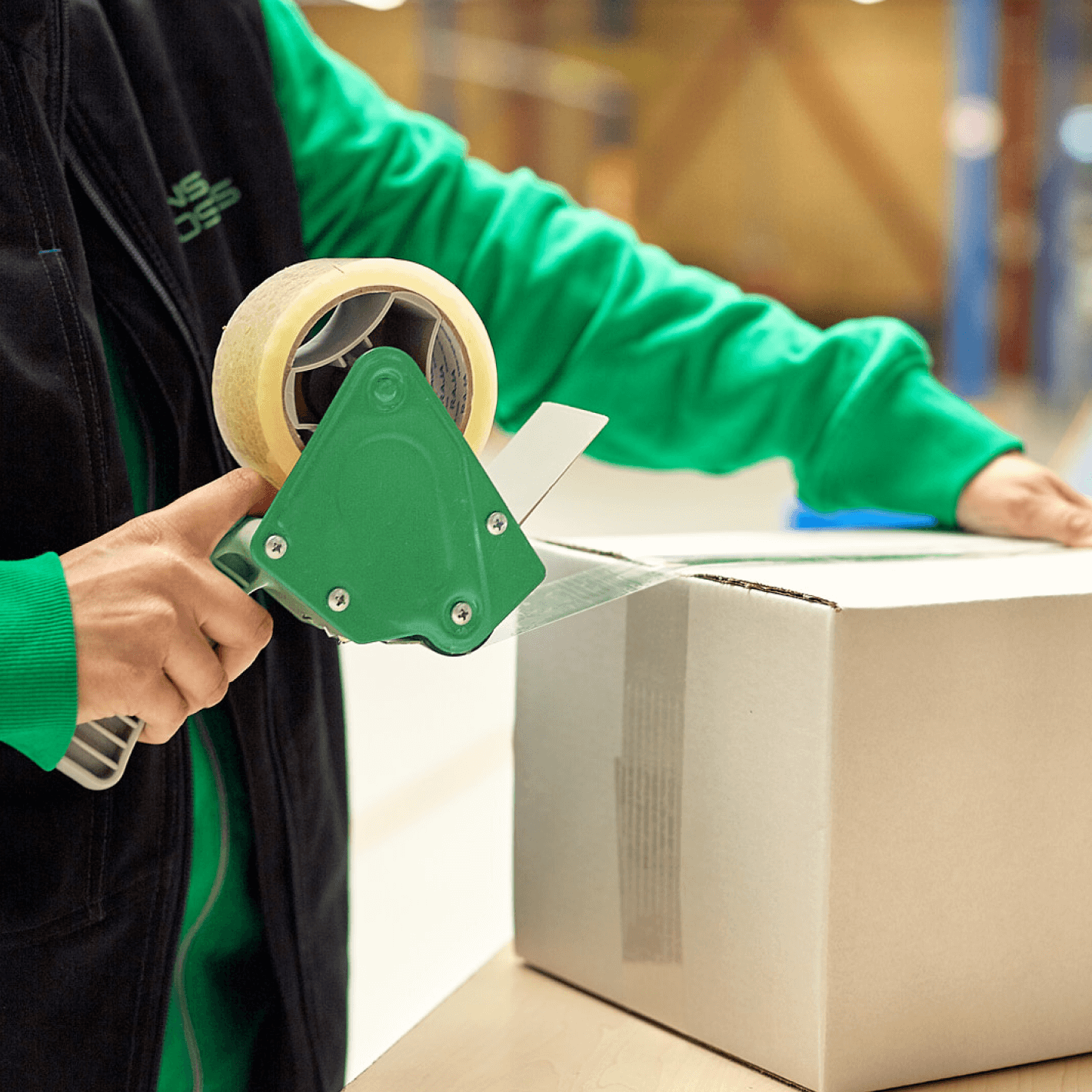 Een doos die wordt dichtgeplakt door een medewerker van BNS.