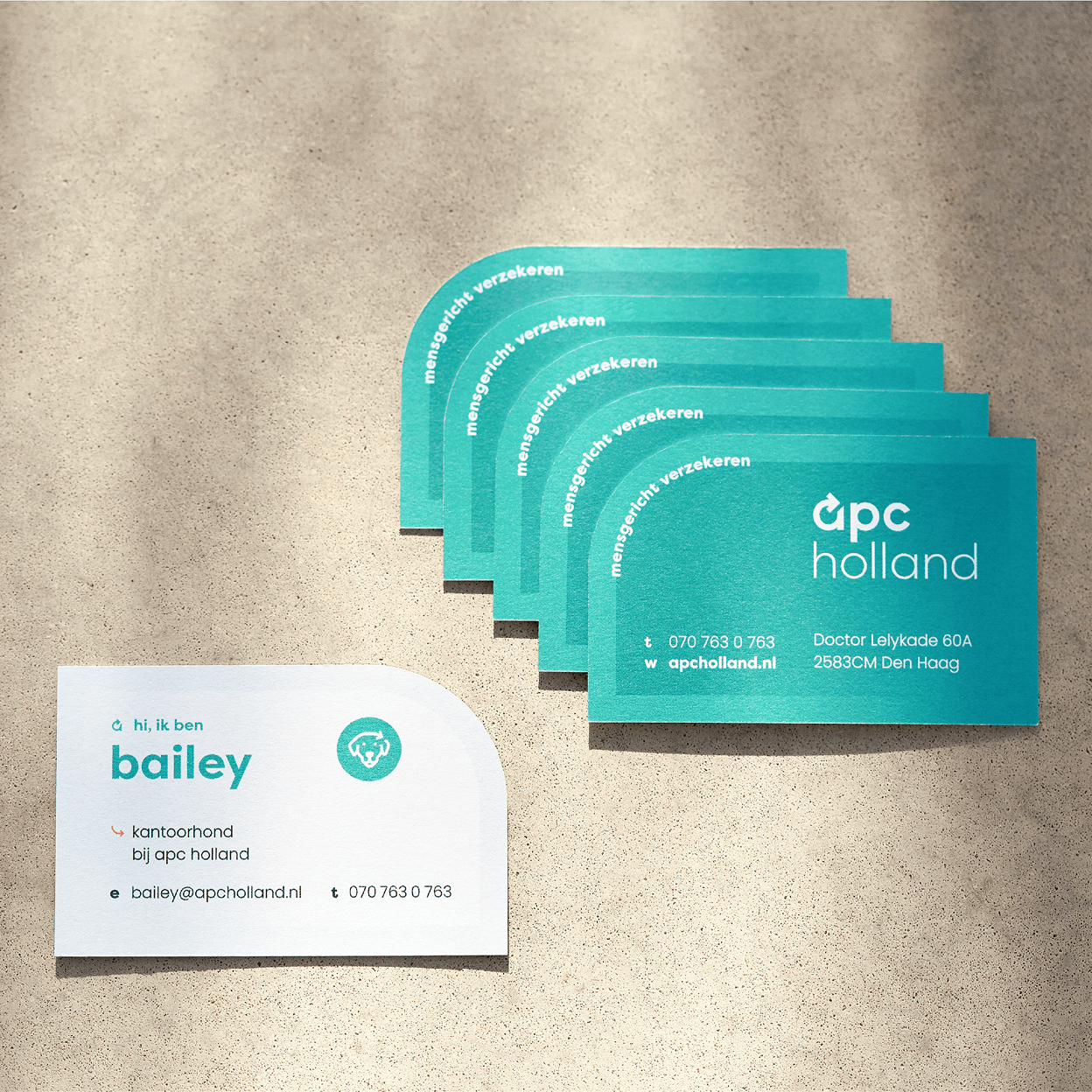 Meerdere visitekaartjes van apc holland ontworpen door Studio Piraat.