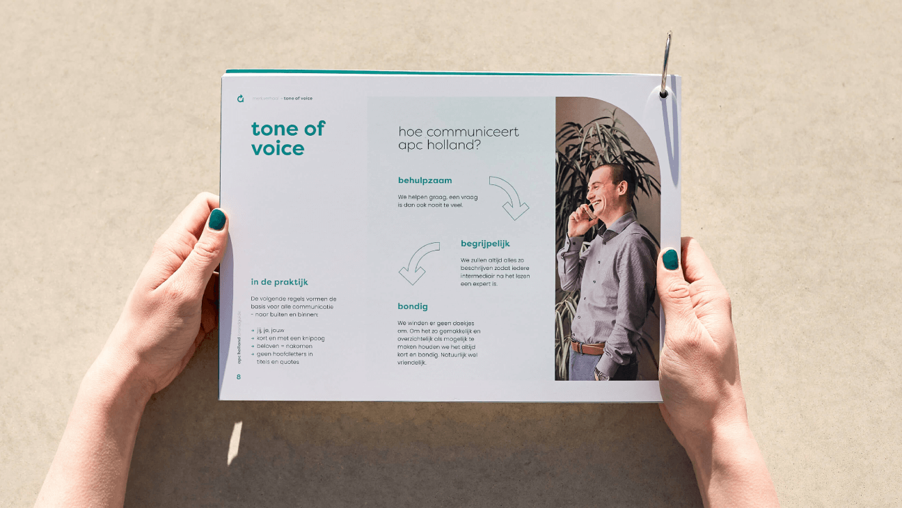 Een foto van het huisstijlhandboek van apc holland ontworpen door Studio Piraat.
