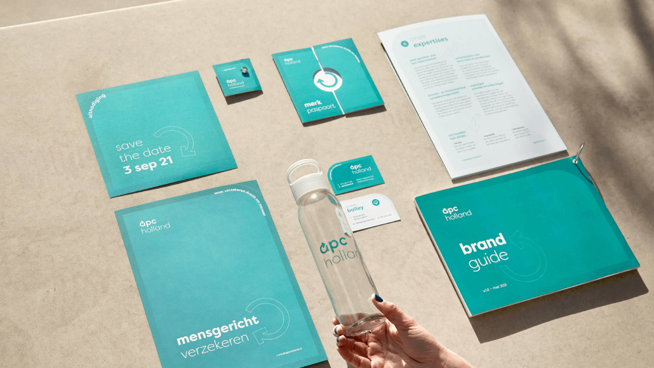 Een foto van verschillende huisstijlmiddelen van apc holland ontworpen door Studio Piraat.