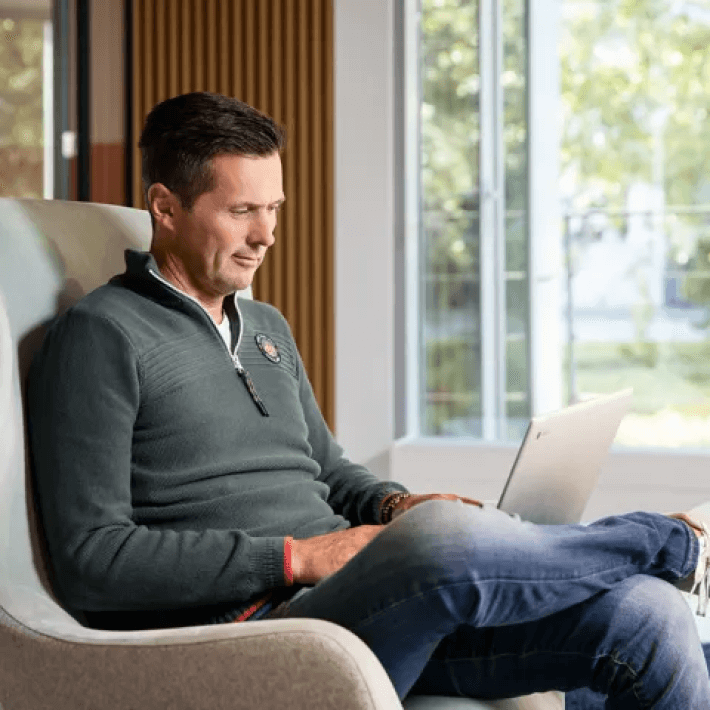 Fotografie van Onderlinge 's-Gravenhage die het beeldconcept van Studio Piraat volgt.