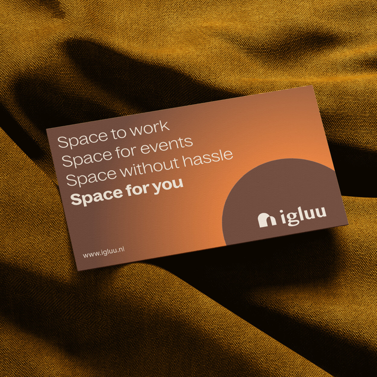 Een visitekaartje van Igluu ontworpen door Studio Piraat.