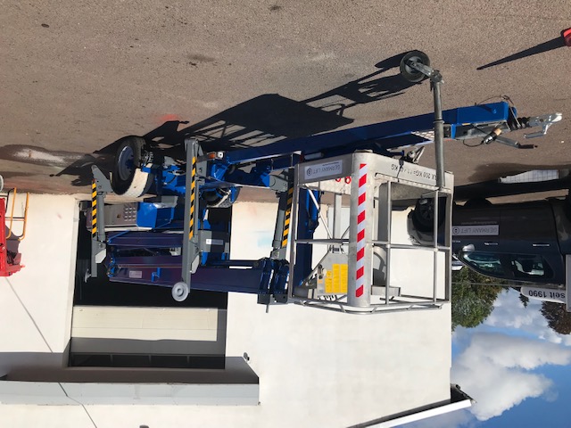 Gelenkteleskop-Anhängerbühne günstig gebraucht mieten