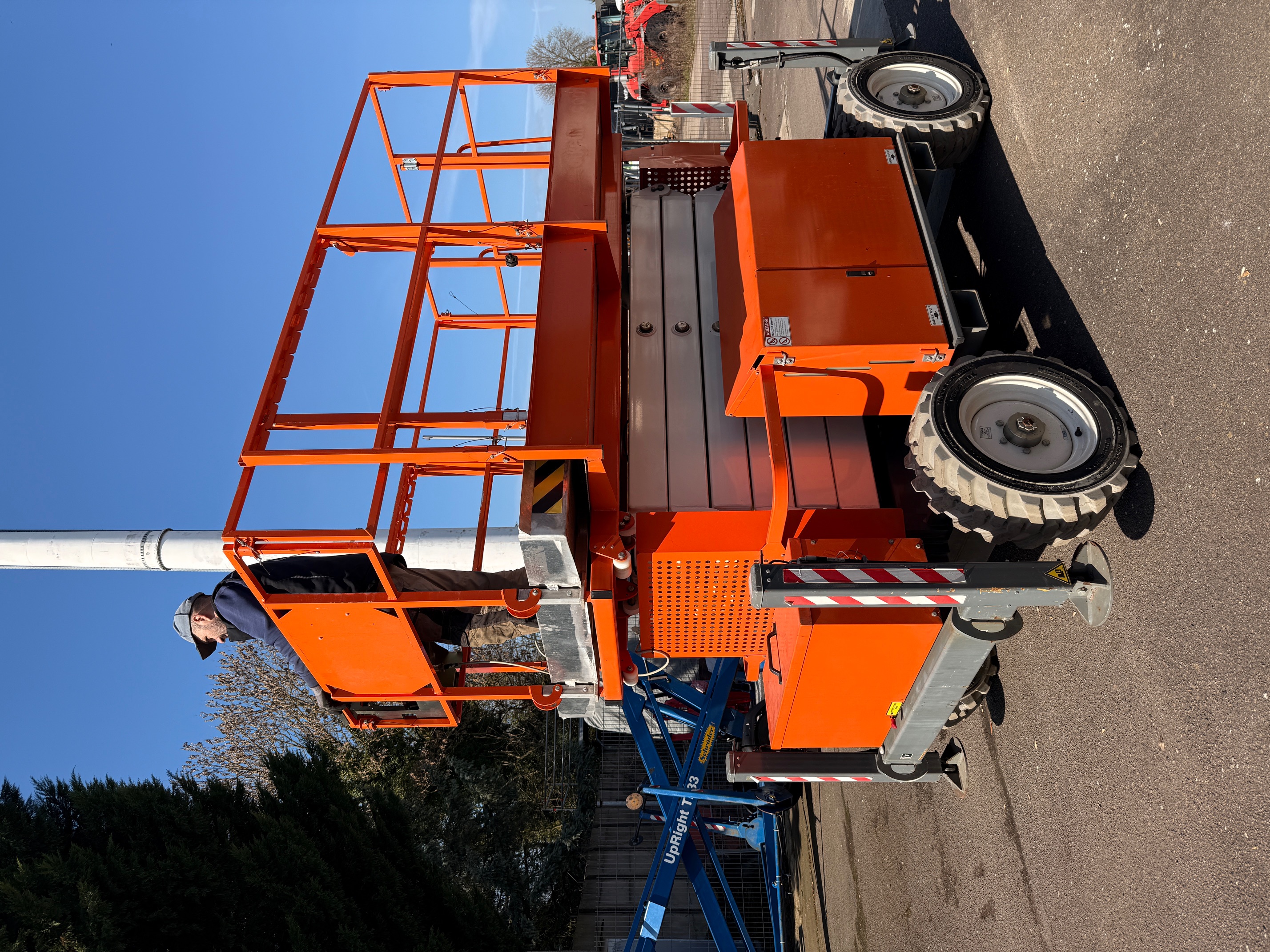 Scherenbühne 4x4 Hybrid mit Stützen günstig gebraucht mieten