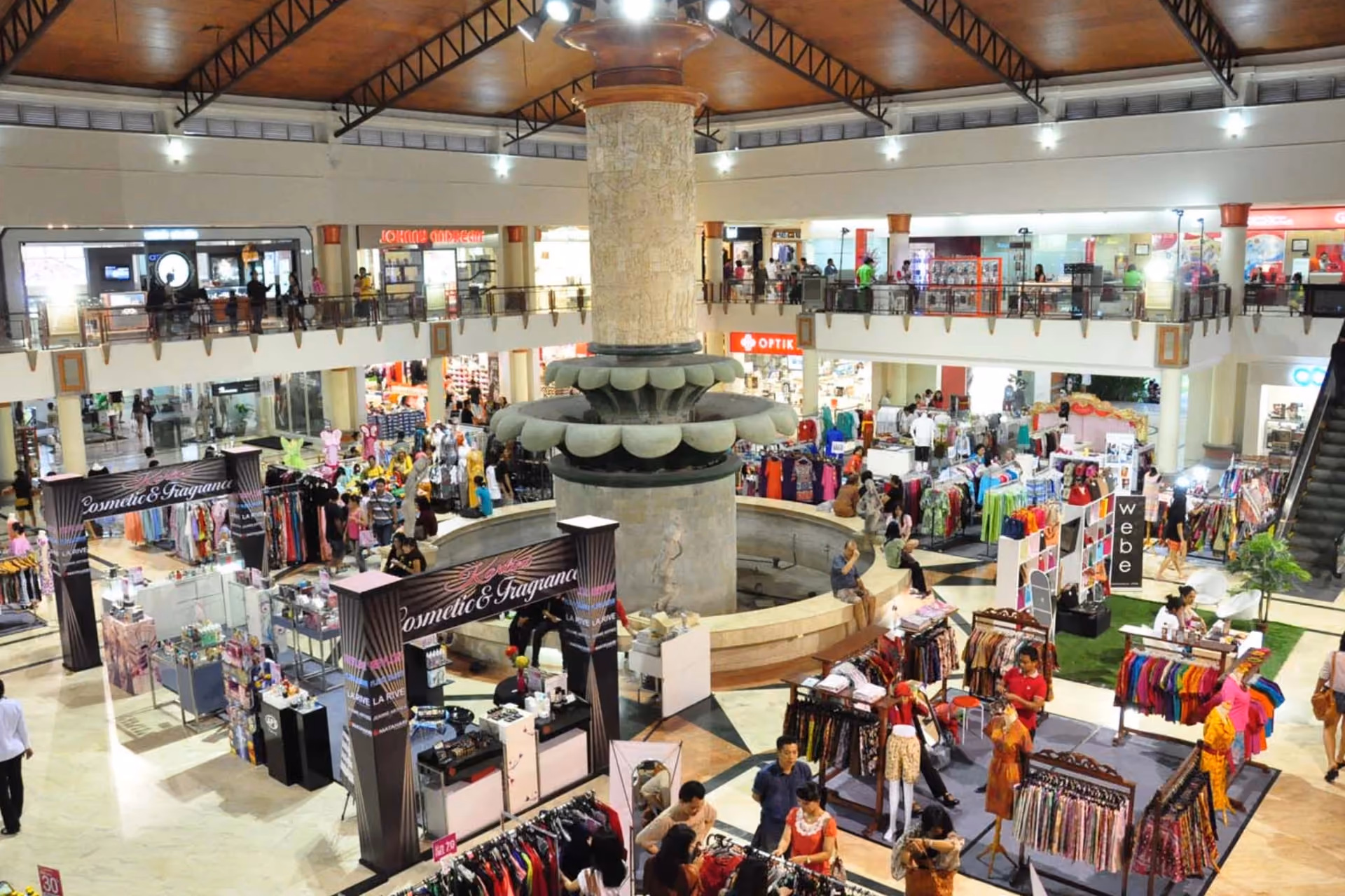 Busy lobby of Mal Bali Galeria
