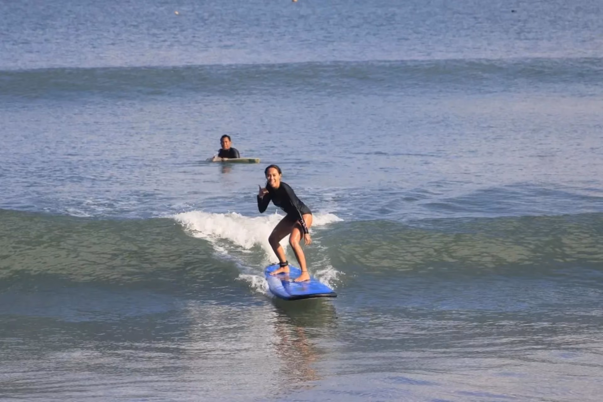People learning surfing in Olas de Bali surfing school.