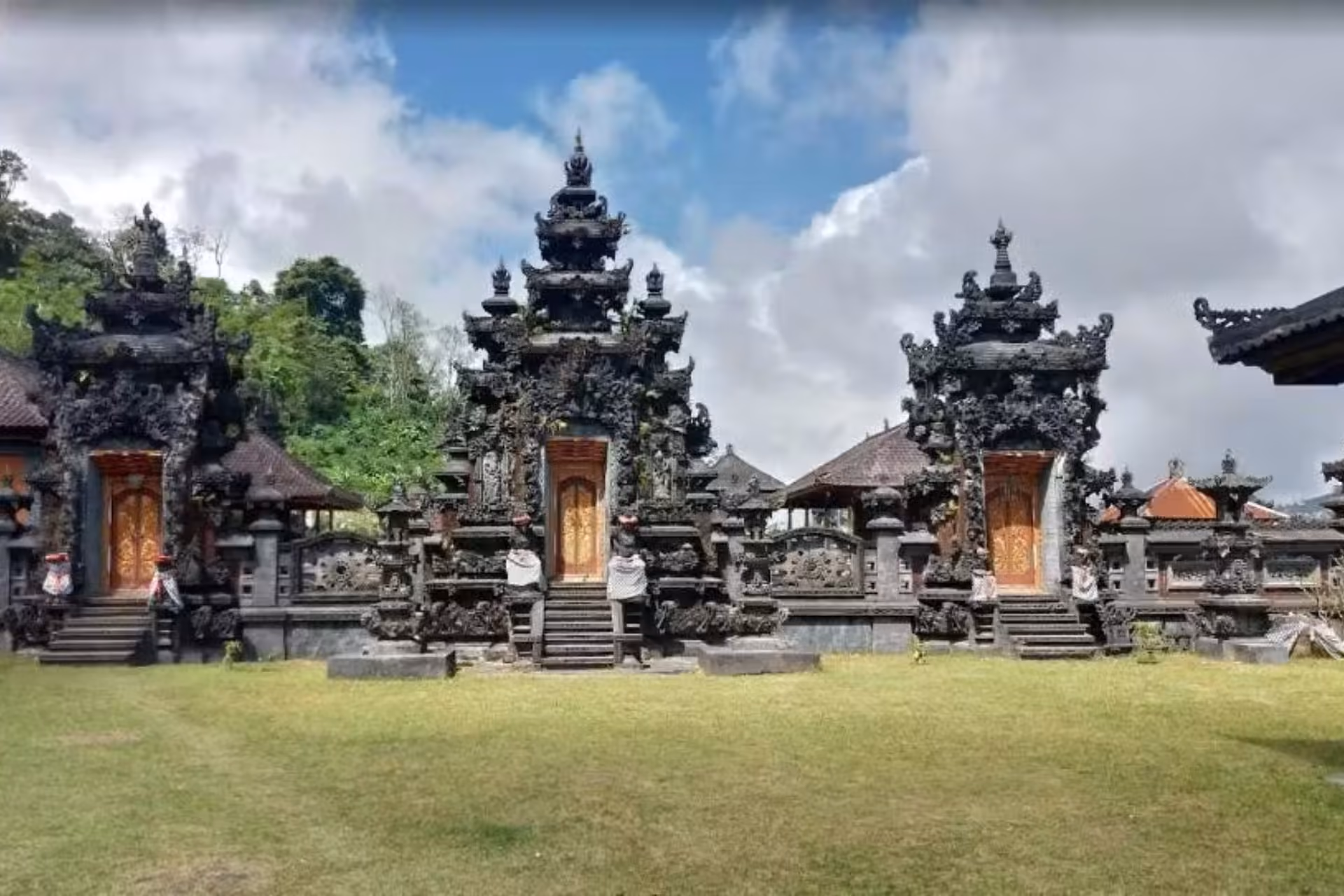 Entrance to Ulun Danu Buyan Temple.