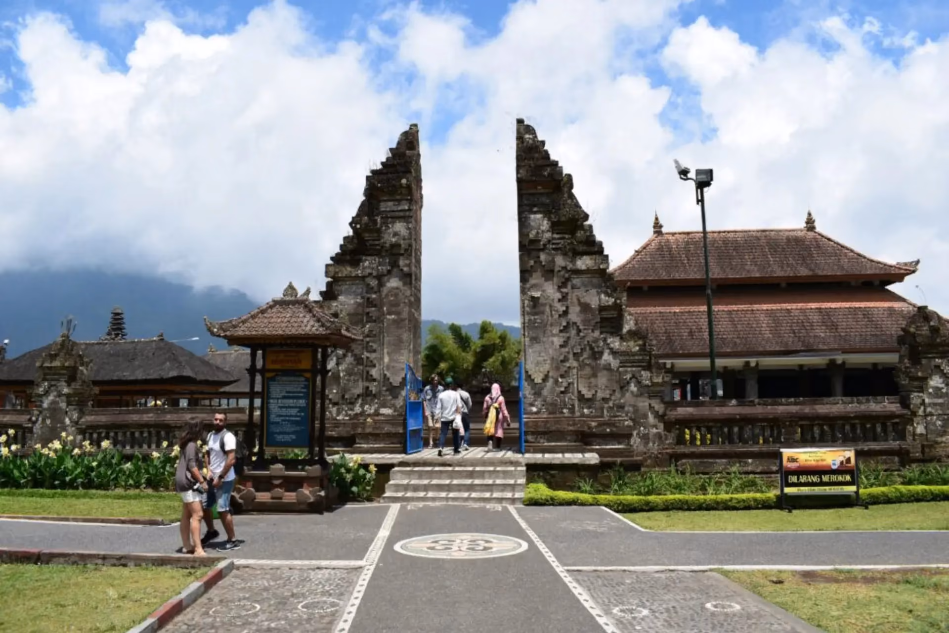 A gate at Ulun Danu Beratan Temple 