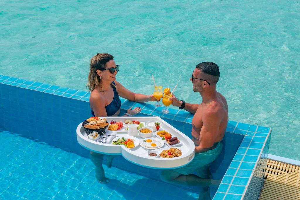 Private floating breakfasts for couples