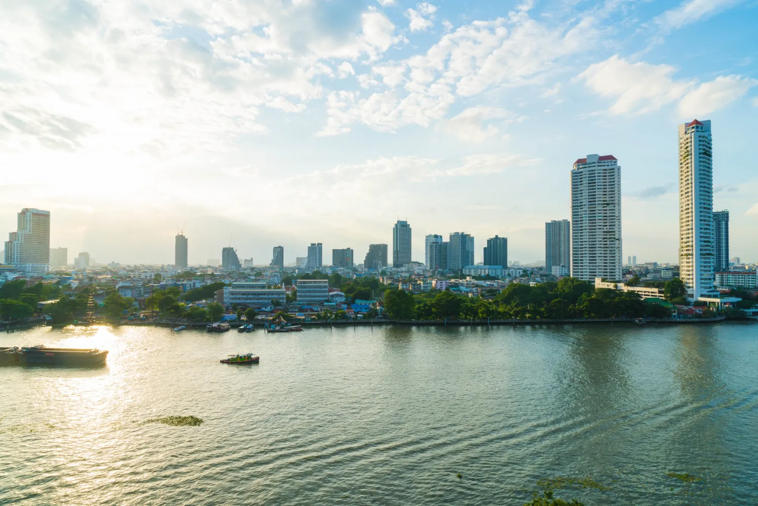 Romantic cruise on Chao Phraya River 