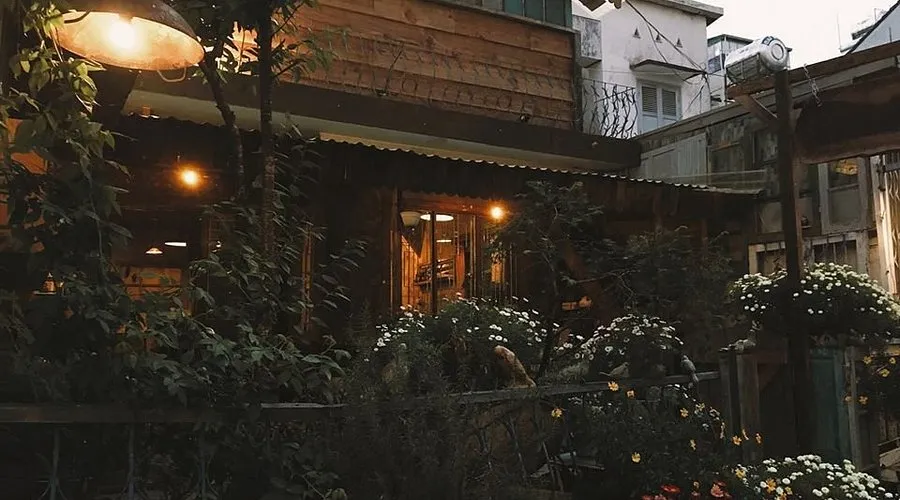 Gat Tan Cafe with a view of lake