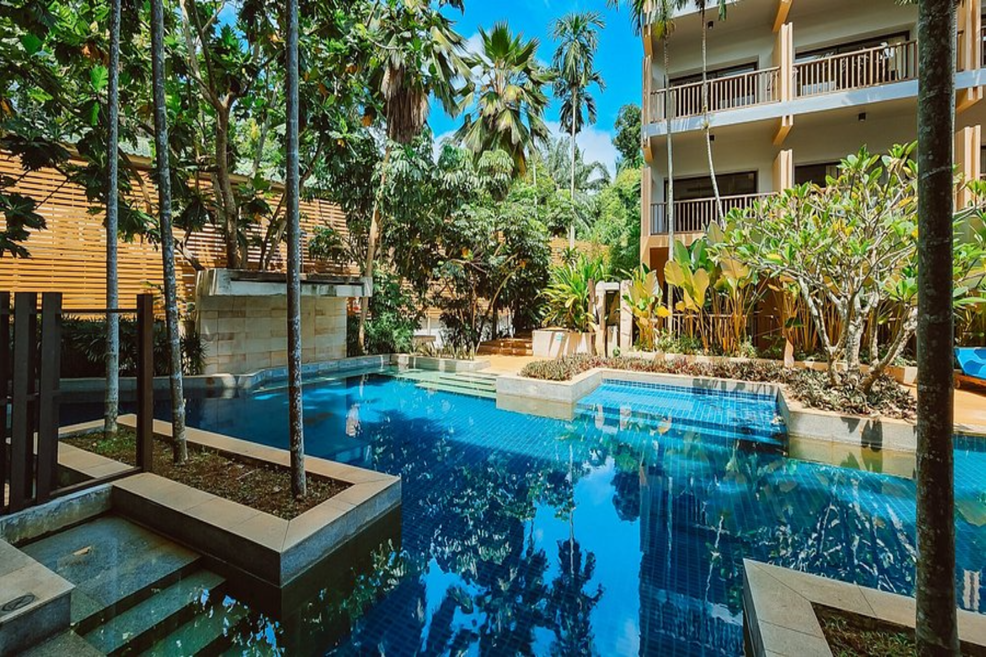 After the climb, unwind in comfort. Deevana Plaza makes every couple’s getaway feel effortless.