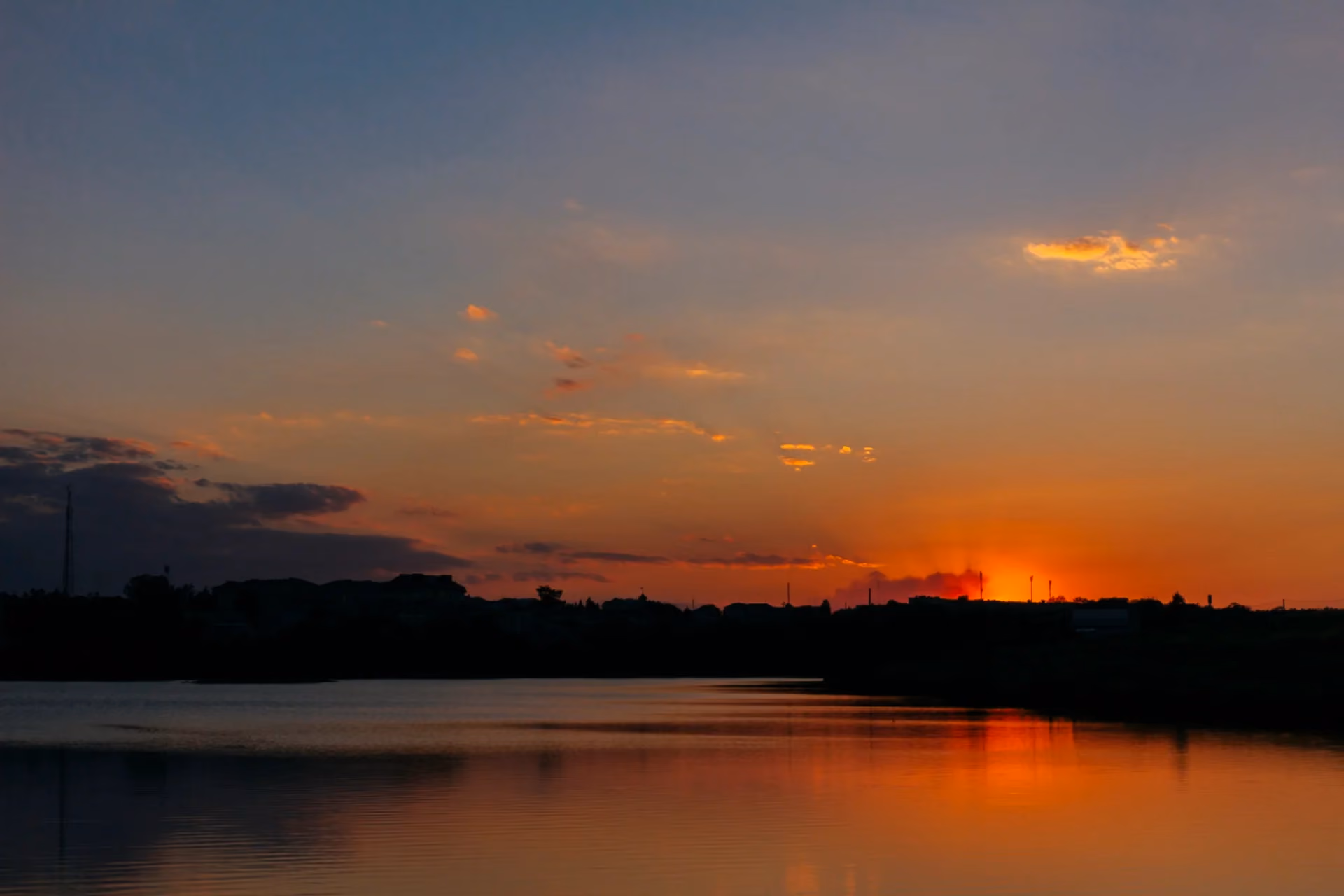 Golden hour by the river + a romantic Thai dinner — the perfect ending to your Chiang Mai day
