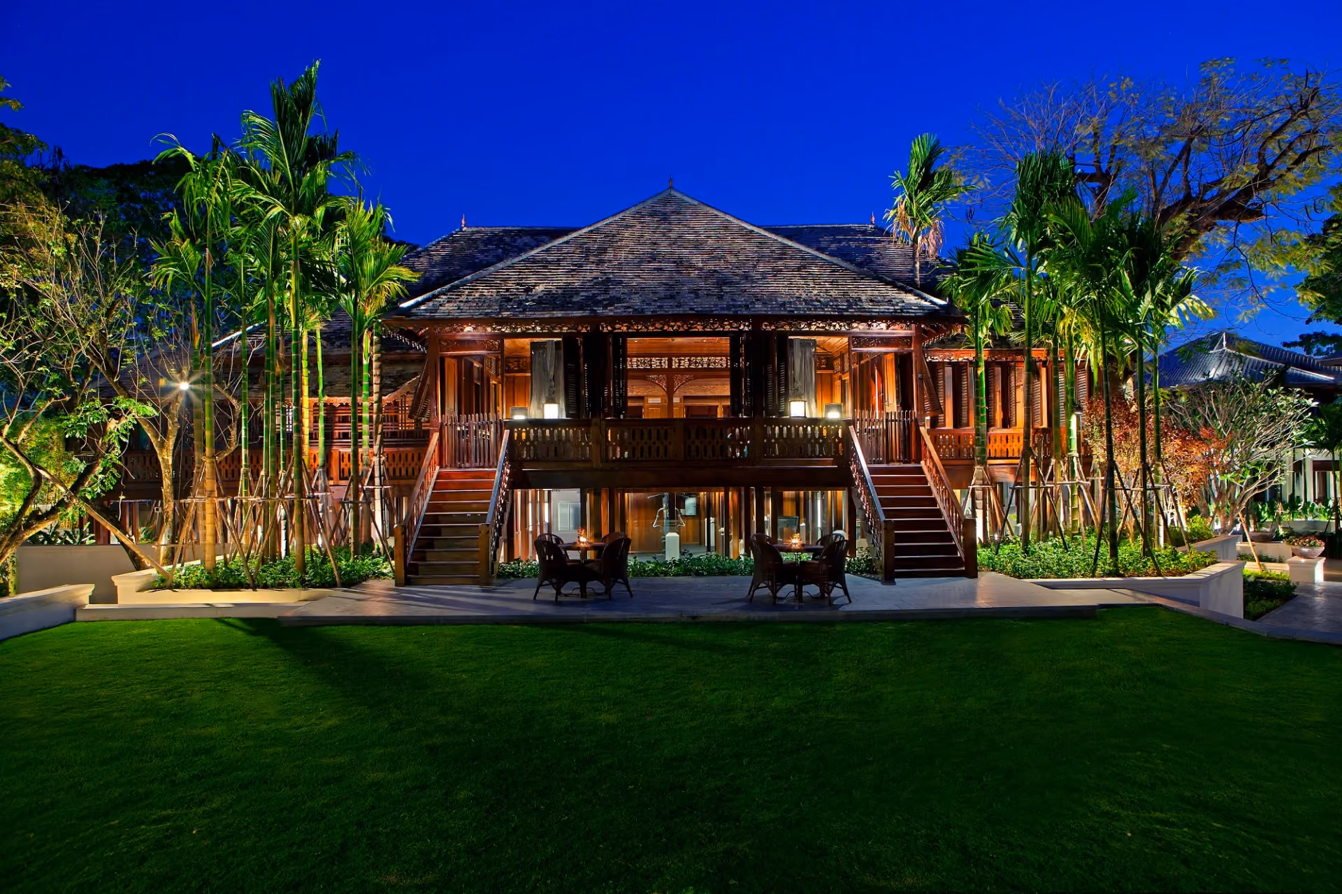 Colonial charm wrapped in luxury—perfect for couples who love slow, beautiful mornings