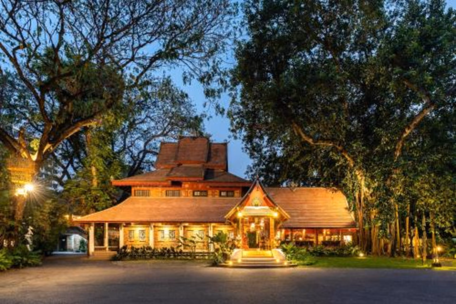 Tropical gardens, Thai warmth & cozy moments — a perfect romantic hideaway.