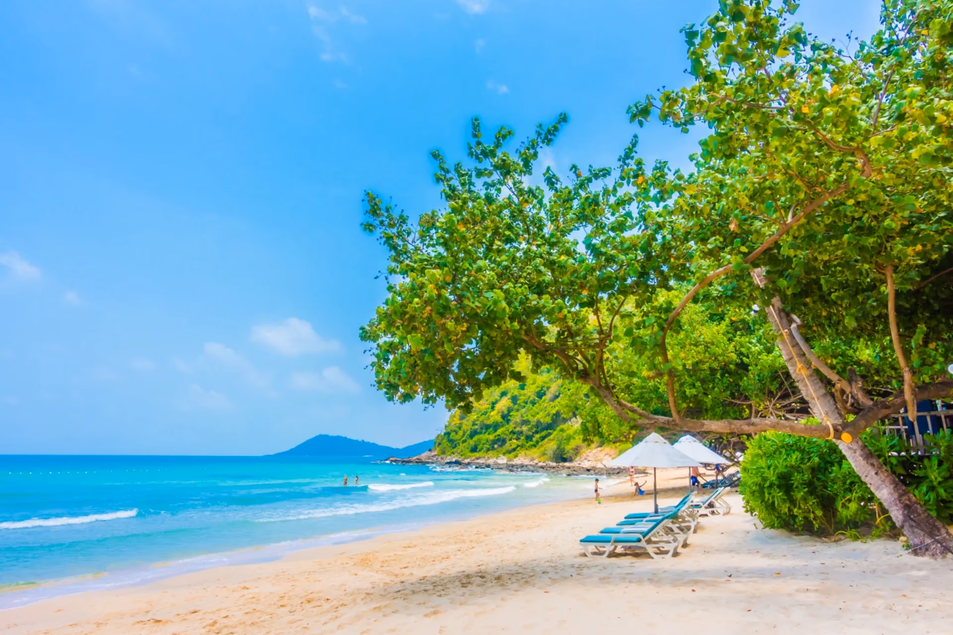 Soft sands and blue waves for slow beach days.