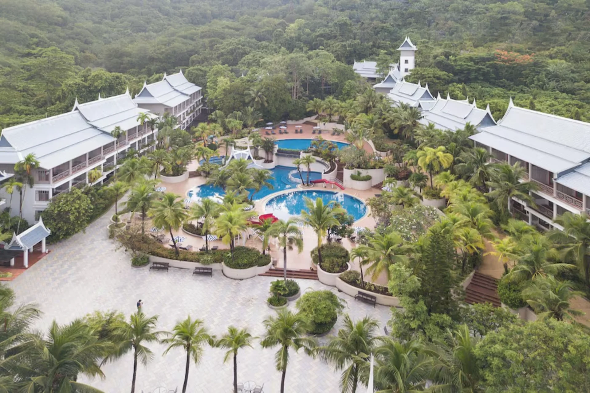 Calm, comfortable, and close to everything — a relaxed stay with warm hospitality.