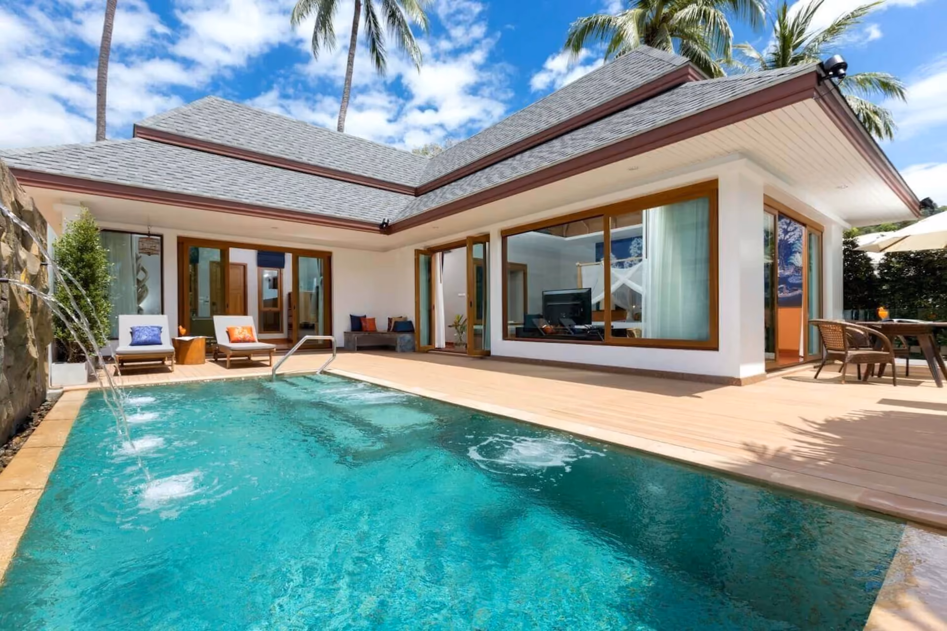 Bright rooms, big pools, and total comfort—Holiday Inn gives you a relaxing Krabi stay.