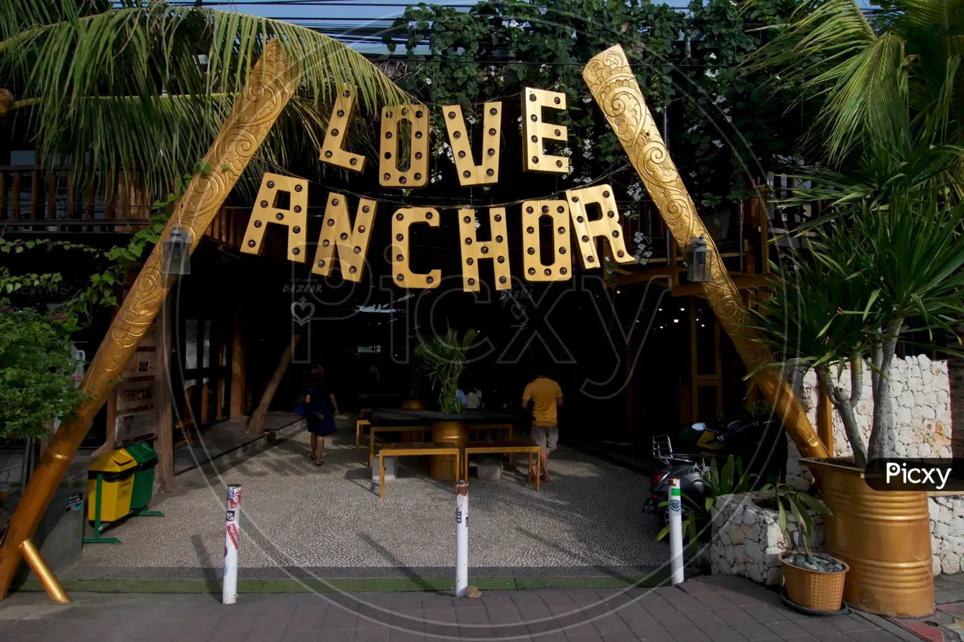 Boho outfits, handmade jewelry & a youthful vibe — Love Anchor is Canggu’s shopping hotspot.