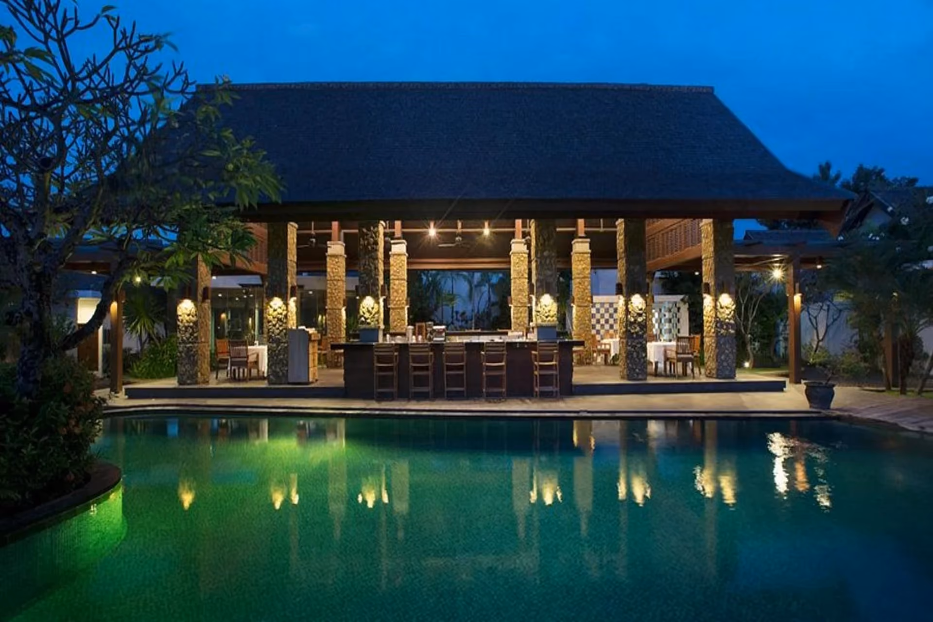 Private villas, butler service & romantic beach dinners — ideal for couples