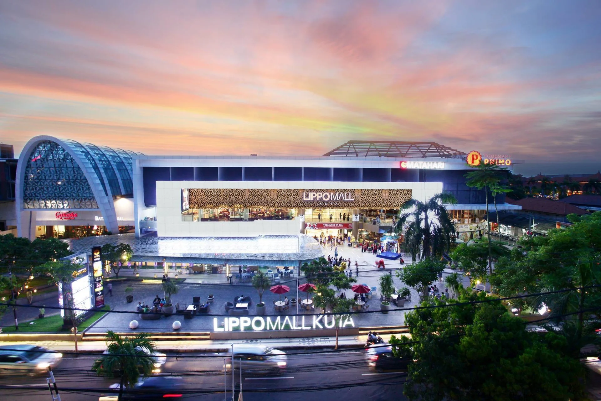 Beachfront mall with global and local brands at Discovery Mall Kuta.