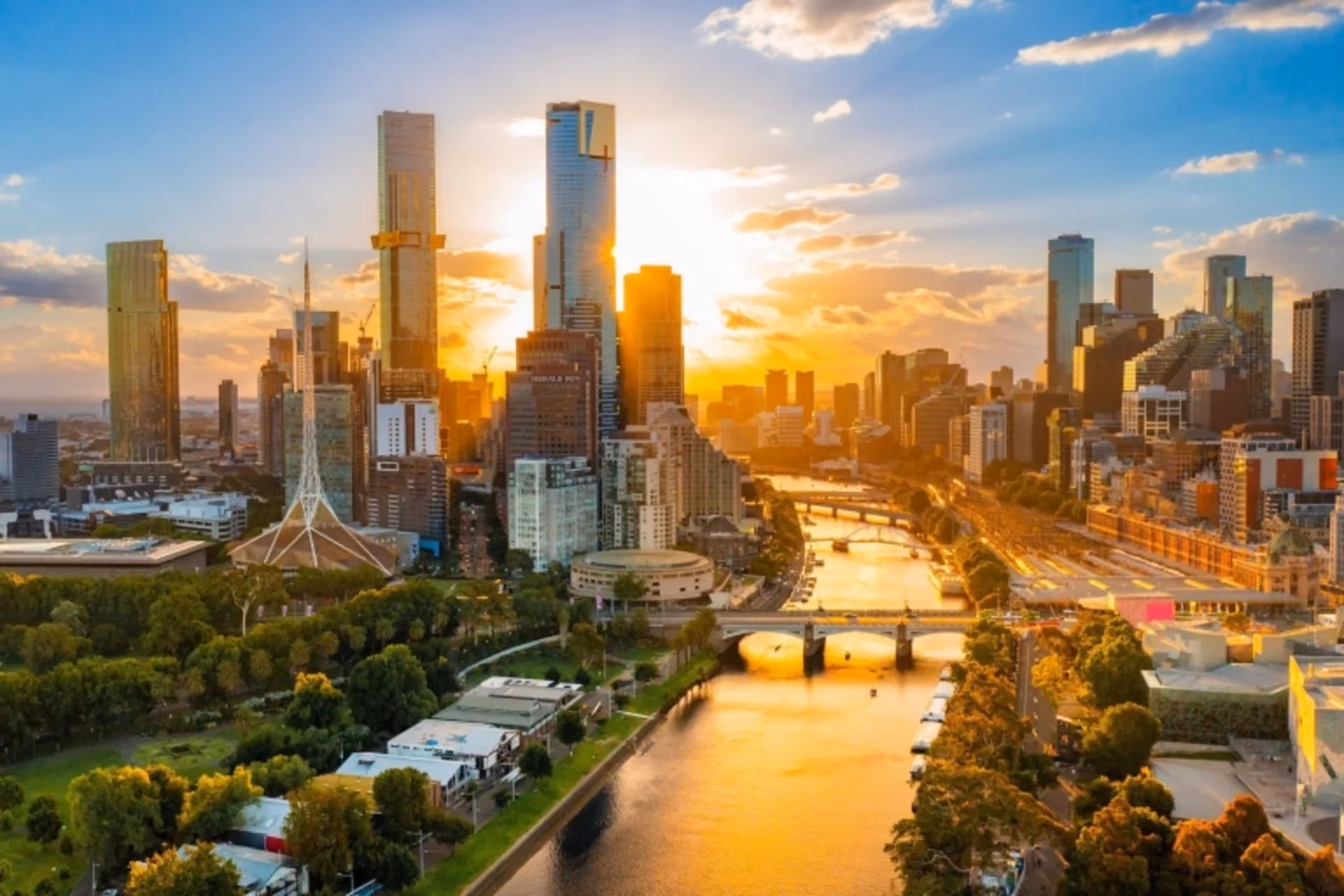 Pleasant autumn weather makes April ideal for exploring Australia’s cities and coastlines.