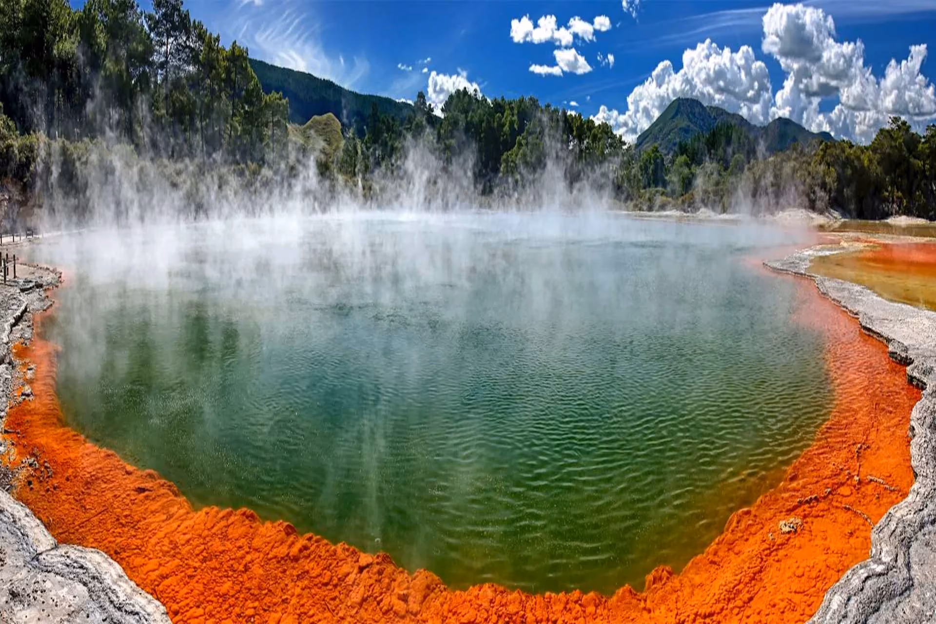 Best things in New Zealand - Rotorua geothermal pools and Māori cultural experiences