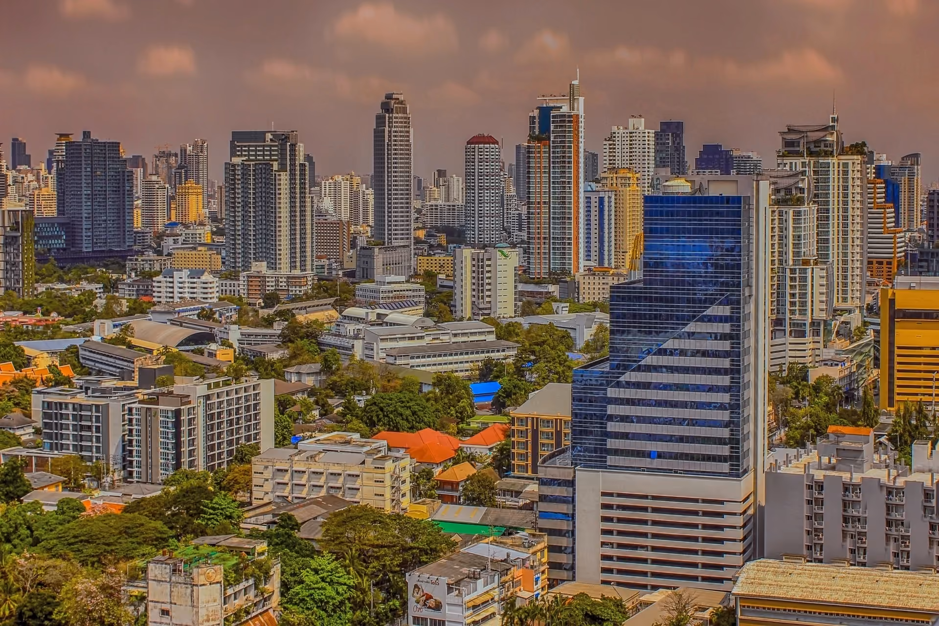 Best Countries for 4 Days Trips in March – Thailand's Vibrant Streets and Tropical Beaches