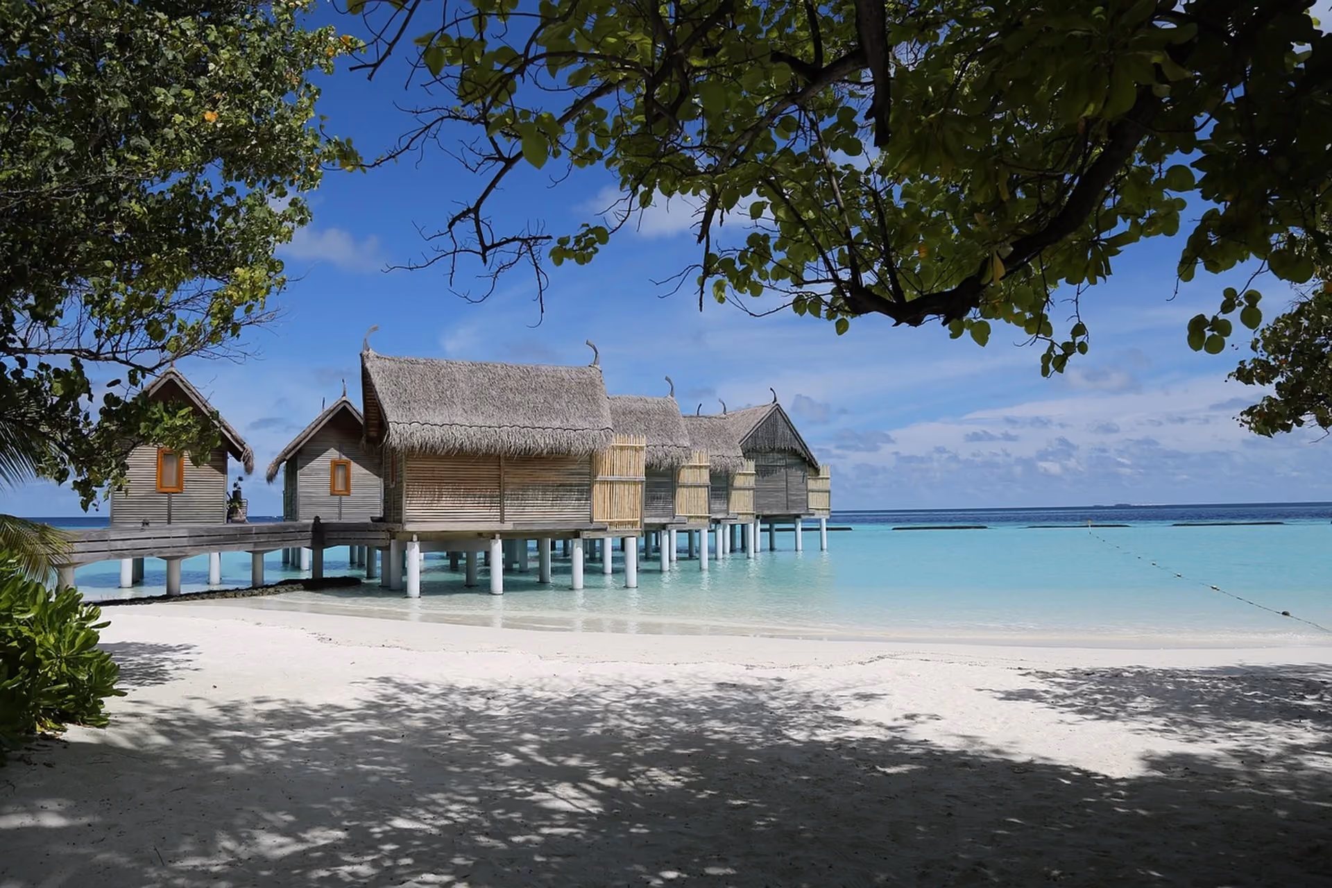 Best romantic destinations to visit in the Maldives featuring overwater villas and turquoise lagoons.